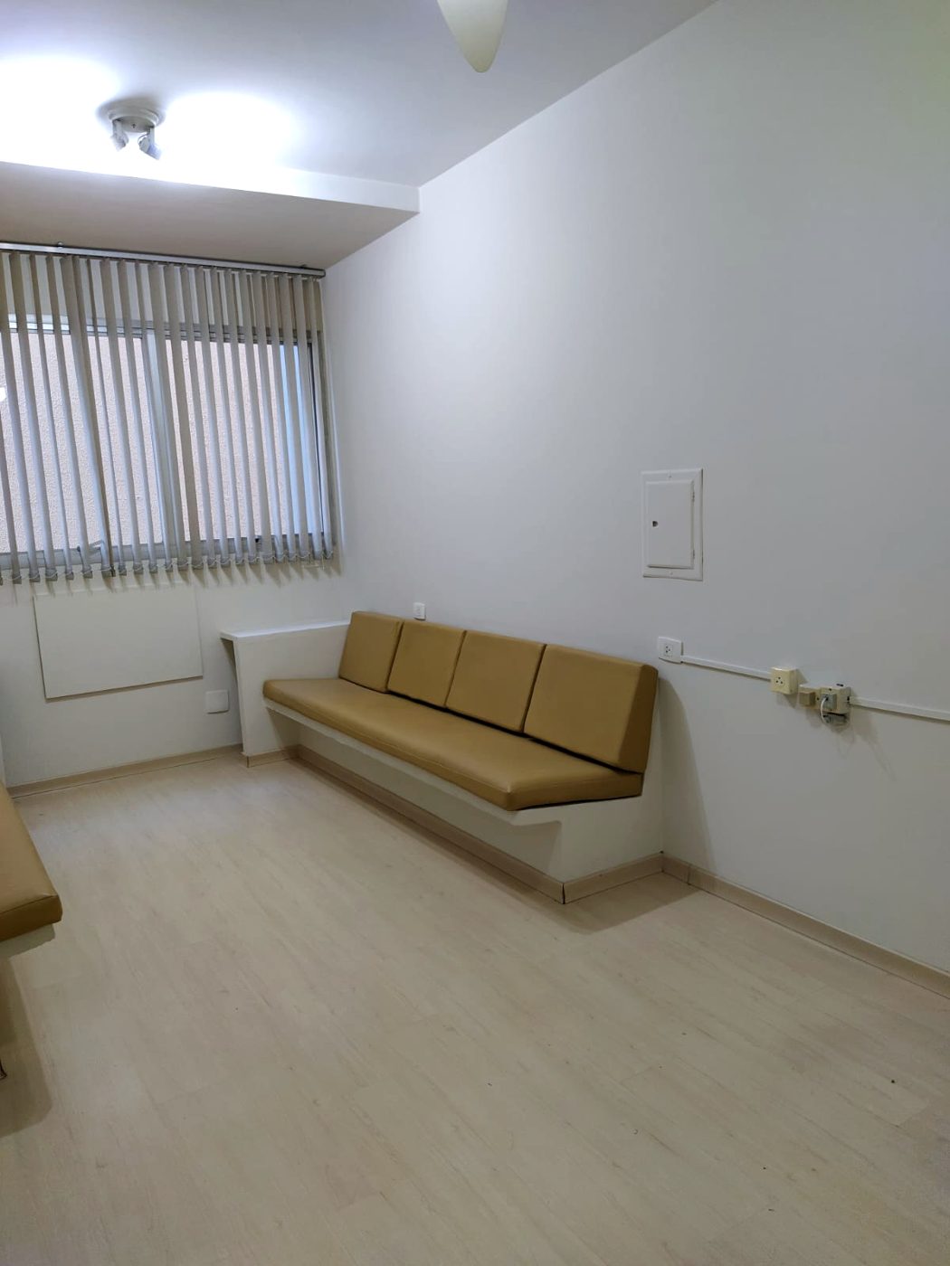 Recepção com banco estofado embutido